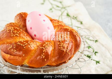 Torta di Pasqua spagnola. Tradizionale mona de pascua tipica della Spagna con uova sode mangiate all'interno su sfondo grigio chiaro. Cibo tipico della cucina spagnola p Foto Stock