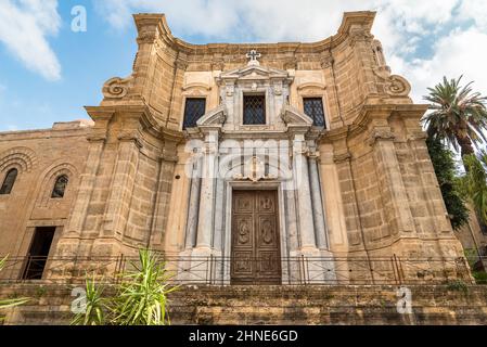 Facciata della Chiesa di Santa Maria dell'Ammiraglio detta Chiesa Martorana in piazza Bellini a Palermo, Sicilia, Italia Foto Stock