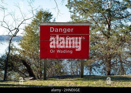 Un grande cartello sul fiume Cumberland a Hendersonville, Tennessee, legge, pericolo, correnti forti e non nuota o guado. Foto Stock