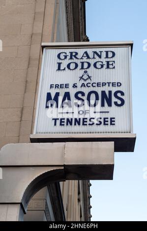 Un cartello bianco con lettere nere, Grand Lodge, Free & Acceped Masons of Tennessee, sul lato di un edificio nel centro di Nashville, Tennessee. Foto Stock