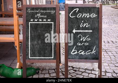 open sign, ristorante o caffè pronto per il servizio dopo la chiusura a corona, lavagna con spazio vuoto per il menu, cibo e bevande, riapertura dopo il c Foto Stock