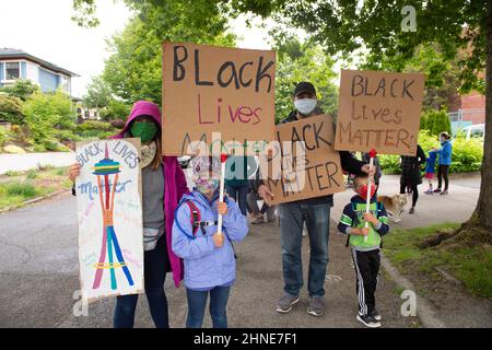 I vicini che si riuniscono durante la vita nera sono una protesta pacifica contro il razzismo e la violenza della polizia a Seattle, WA, USA Foto Stock