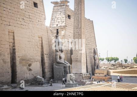 Il complesso del Tempio di Karnak, comunemente conosciuto come Karnak, comprende un vasto mix di templi decaduto, piloni, cappelle e altri edifici vicino a Luxor, Egitto. Foto Stock