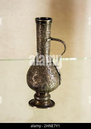 Bahchisaraj, Russia - 18 settembre 2020: Surakhi è un piccolo decanter di bronzo. Foto Stock