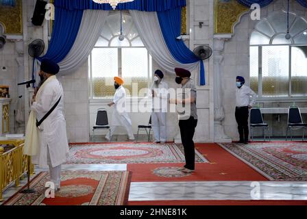 Bangkok, Tailandia. 16th Feb 2022. I devoti di Sikh pregano all'interno di Gurudwara Siri Guru Singh Sabha (tempio Sikh) a Little India. Il tempiale di Sikh con la cupola dorata prominente è stato costruito in 1932, un sanctum religioso, un luogo di culto, per molti dei Sikh indiani nordoccidentali che vivono in Tailandia ed è considerato come il secondo tempiale di Sikh più grande fuori dell'India. (Foto di Paul Lakatos/SOPA Images/Sipa USA) Credit: Sipa USA/Alamy Live News Foto Stock