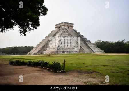 Una delle nuove meraviglie del mondo la piramide di Chitzen Itza al mattino Foto Stock