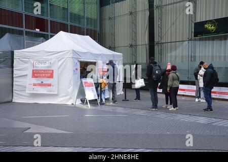 Tenda di prova COVID-19 al Sony Centre di Potsdamer Platz, Berlino, Germania - 13 febbraio 2022. Foto Stock