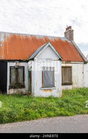 Una proprietà derelitto fatta di ferro ondulato a Southend sulla penisola di Kintyre, Argyll & Bute, Scozia Regno Unito Foto Stock