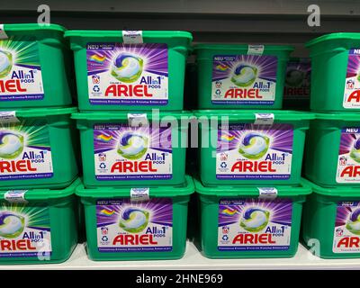 Rheinbach, Germania 17 febbraio 2021, una scaffale piena di "Ariel 1 in all pods" in un supermercato tedesco Foto Stock