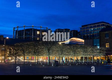 Il carbone cade Yard di notte, Handyside area, King's Cross urban Regeneration, Londra, Inghilterra, Regno Unito Foto Stock