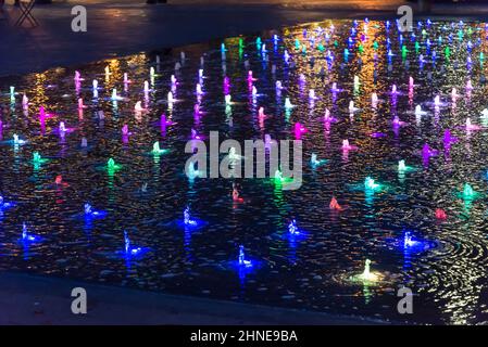 Fontana colorata, Coal Drops Yard di notte, King's Cross urban Regeneration, Londra, Inghilterra, Regno Unito Foto Stock