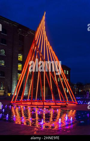 Fontana d'acqua colorata e scultura leggera, gocce di carbone Yard di notte, King's Cross Urban Regeneration, Londra, Inghilterra, Regno Unito Foto Stock