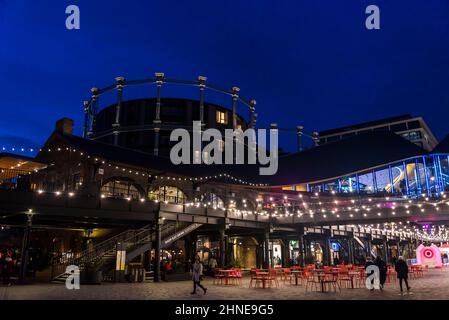 Il carbone cade Yard di notte, Handyside area, King's Cross urban Regeneration, Londra, Inghilterra, Regno Unito Foto Stock