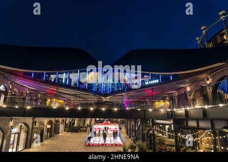 Il carbone cade Yard di notte, Handyside area, King's Cross urban Regeneration, Londra, Inghilterra, Regno Unito Foto Stock