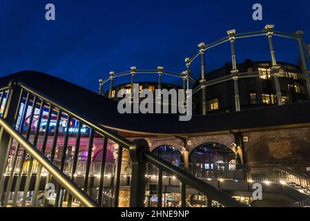 Il carbone cade Yard di notte, Handyside area, King's Cross urban Regeneration, Londra, Inghilterra, Regno Unito Foto Stock