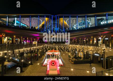 Il carbone cade Yard di notte, Handyside area, King's Cross urban Regeneration, Londra, Inghilterra, Regno Unito Foto Stock