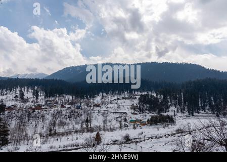 Una vista del villaggio sterco coperto di neve a Tangmarg. Drung, un piccolo villaggio è un bel posto turistico nella zona di Tangmarg di Baramulla. Si trova a circa 50 chilometri dalla capitale Kashmir, Srinagar. (Foto di Idrees Abbas / SOPA Images/Sipa USA) Foto Stock