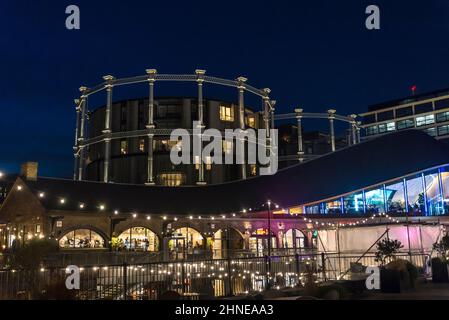 Il carbone cade Yard di notte, Handyside area, King's Cross urban Regeneration, Londra, Inghilterra, Regno Unito Foto Stock