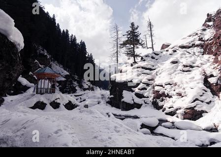 Baramulla, India. 16th Feb 2022. Una vista sulle piste innevate di Drung. Drung, un piccolo villaggio è un bel posto turistico nella zona di Tangmarg di Baramulla. Si trova a circa 50 chilometri dalla capitale Kashmir, Srinagar. Credit: SOPA Images Limited/Alamy Live News Foto Stock