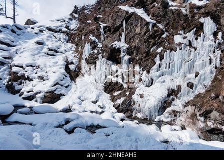 Baramulla, India. 16th Feb 2022. Una vista di una cascata ghiacciata a Drung. Drung, un piccolo villaggio è un bel posto turistico nella zona di Tangmarg di Baramulla. Si trova a circa 50 chilometri dalla capitale Kashmir, Srinagar. Credit: SOPA Images Limited/Alamy Live News Foto Stock