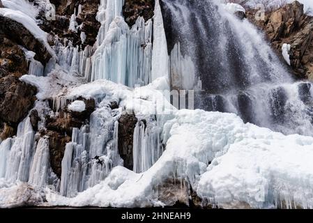 Baramulla, India. 16th Feb 2022. Una vista della cascata parzialmente ghiacciata a Drung. Drung, un piccolo villaggio è un bel posto turistico nella zona di Tangmarg di Baramulla. Si trova a circa 50 chilometri dalla capitale Kashmir, Srinagar. Credit: SOPA Images Limited/Alamy Live News Foto Stock