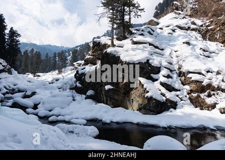 Baramulla, India. 16th Feb 2022. Una vista sulle piste innevate di Drung. Drung, un piccolo villaggio è un bel posto turistico nella zona di Tangmarg di Baramulla. Si trova a circa 50 chilometri dalla capitale Kashmir, Srinagar. Credit: SOPA Images Limited/Alamy Live News Foto Stock