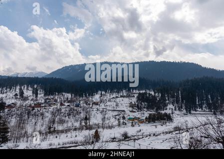 Baramulla, India. 16th Feb 2022. Una vista del villaggio sterco coperto di neve a Tangmarg. Drung, un piccolo villaggio è un bel posto turistico nella zona di Tangmarg di Baramulla. Si trova a circa 50 chilometri dalla capitale Kashmir, Srinagar. Credit: SOPA Images Limited/Alamy Live News Foto Stock