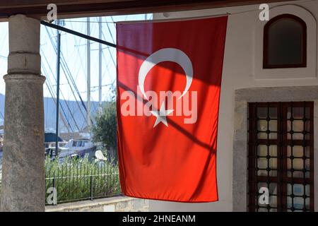 Primo piano, bandiera turca rossa accanto alla moschea di Bodrum, Turchia. Foto Stock