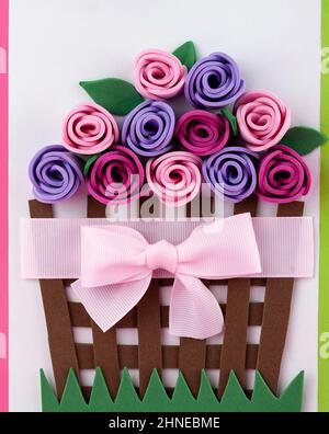 Bouquet colorato fatto a mano con nastro. Biglietto di auguri per San Valentino Foto Stock