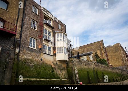 Il Captain Kidd Pub di Wapping, un'ex area di banchine ricostruita a Tower Hamlets, Londra, Regno Unito Foto Stock