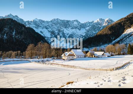 Bel panorama montagna paesaggio rurale in inverno. Villaggio di montagna innevato nella soleggiata giornata invernale in Europa. Foto Stock