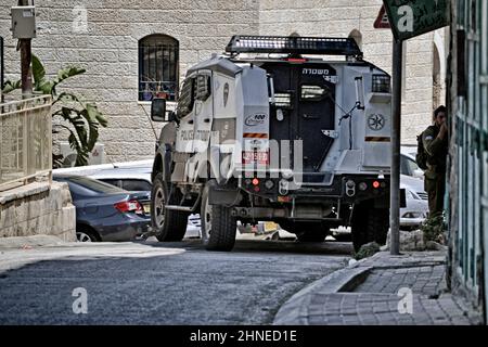 Veicolo della polizia israeliana che pattuglia le strade in Cisgiordania Foto Stock