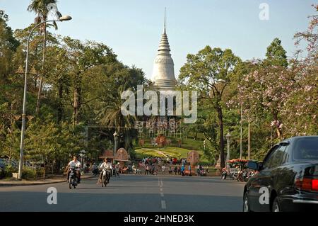 Tempio di Wat Phnom, Ponhea Yat Stupa, Phnom Penh, regno di Cambogia, Sud-est asiatico Foto Stock