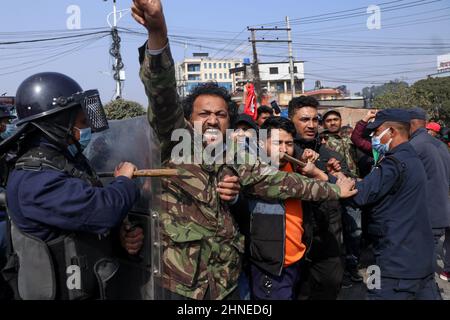 Kathmandu, NE, Nepal. 16th Feb 2022. I quadri di diversi partiti politici si scontrano con la polizia di sommosse durante una protesta contro la concessione del MCC del governo americano proposta per il Nepal, a Kathmandu, in Nepal. Molti in Nepal ritengono che la sovvenzione sia parte della strategia americana per contrastare la Cina, quindi sono contrari. (Credit Image: © Aryan Dhimal/ZUMA Press Wire) Foto Stock