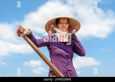 Donna vietnamita con una tradizionale barca a remi in legno (sampan) sul fiume Mekong, Delta del Mekong, provincia di Vinh Long, Vietnam meridionale Foto Stock