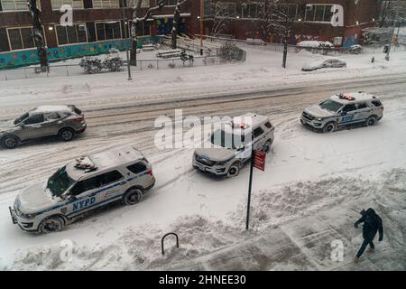 Veicoli NYPD su Ninth Avenue il quartiere di Chelsea di New York il Sabato 29 gennaio 2022 durante una Nor’Easter che minaccia di cadere fino a 8 pollici in città secondo alcune previsioni del tempo. La tempesta dovrebbe coprire il nord-est con alcune zone sfortunate che dovrebbero ricevere oltre un piede di neve. Yikes!. (© Richard B. Levine. Foto Stock