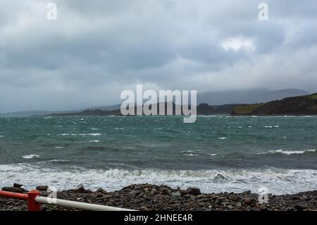 Bantry, West Cork, Irlanda. 16th Feb 2022. Storm Dudley ha colpito l'Irlanda oggi con 65KMH venti e raffiche fino a 110KMH. Bantry Bay è stato colpito da forti venti e alte onde oggi. L'Irlanda è abbellita per Storm Eunice che dovrebbe colpire terra a circa 3am con venti alti, pioggia pesante e possibile neve in alcune parti del paese. Met Eireann ha emesso un avvertimento rosso di stato per Cork con Storm Eunice sulla sua strada. Credit: Evan Doak/Alamy Live News. Foto Stock