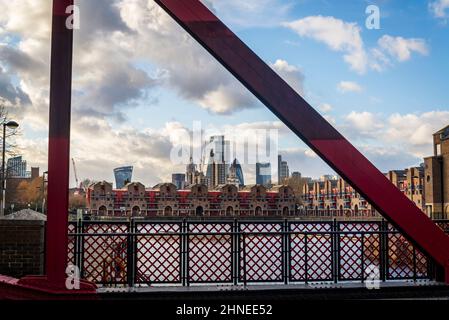 Vista della città di Londra e del bacino di Shadwell da Bascule Bridge, Wapping, un'ex area dei moli ricostruita a Tower Hamlets, Londra, Regno Unito Foto Stock