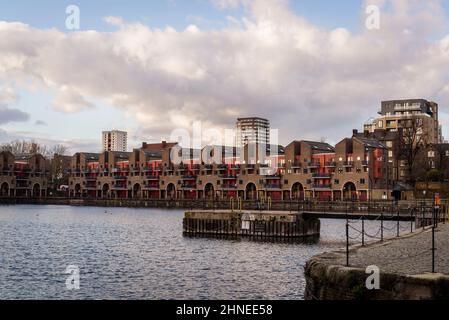 Shadwell Basin è un complesso residenziale e ricreativo costruito intorno ad un molo disutilizzato a Wapping, Tower Hamlets, Londra, Regno Unito Foto Stock