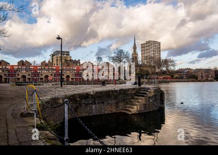 Shadwell Basin è un complesso residenziale e ricreativo costruito intorno ad un molo disutilizzato a Wapping, Tower Hamlets, Londra, Regno Unito Foto Stock