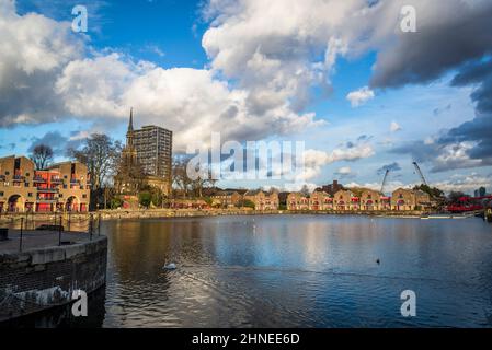 Shadwell Basin è un complesso residenziale e ricreativo costruito intorno ad un molo disutilizzato a Wapping, Tower Hamlets, Londra, Regno Unito Foto Stock