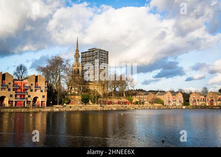 Shadwell Basin è un complesso residenziale e ricreativo costruito intorno ad un molo disutilizzato a Wapping, Tower Hamlets, Londra, Regno Unito Foto Stock