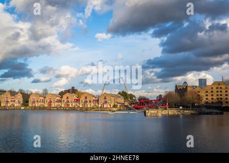 Shadwell Basin è un complesso residenziale e ricreativo costruito intorno ad un molo disutilizzato a Wapping, Tower Hamlets, Londra, Regno Unito Foto Stock