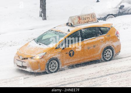 Un taxi percorre Ninth Avenue il quartiere Chelsea di New York sabato 29 gennaio 2022 durante una Nor’Easter che minaccia di scendere fino a 8 pollici in città secondo alcune previsioni del tempo. La tempesta dovrebbe coprire il nord-est con alcune zone sfortunate che dovrebbero ricevere oltre un piede di neve. Yikes!. (© Richard B. Levine. Foto Stock