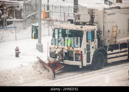 Dipartimento di sanitation arow attrezzato spazzatura camion libera Ninth Avenue il quartiere Chelsea di New York il Sabato 29 gennaio 2022 durante a Nor’Easter che minaccia di cadere fino a 8 pollici in città secondo alcune previsioni del tempo. La tempesta dovrebbe coprire il nord-est con alcune zone sfortunate che dovrebbero ricevere oltre un piede di neve. Yikes!. (© Richard B. Levine. Foto Stock