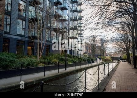 Park vista Tower appartamenti di lusso lungo un canale a Wapping, una zona risviluppata ex banchine a Tower Hamlets, Londra, Regno Unito Foto Stock