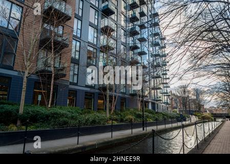 Park vista Tower appartamenti di lusso lungo un canale a Wapping, una zona risviluppata ex banchine a Tower Hamlets, Londra, Regno Unito Foto Stock