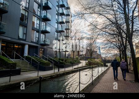 Park vista Tower appartamenti di lusso lungo un canale a Wapping, una zona risviluppata ex banchine a Tower Hamlets, Londra, Regno Unito Foto Stock