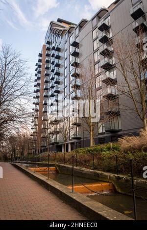 Park vista Tower appartamenti di lusso lungo un canale a Wapping, una zona risviluppata ex banchine a Tower Hamlets, Londra, Regno Unito Foto Stock