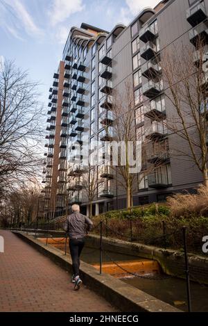 Park vista Tower appartamenti di lusso lungo un canale a Wapping, una zona risviluppata ex banchine a Tower Hamlets, Londra, Regno Unito Foto Stock